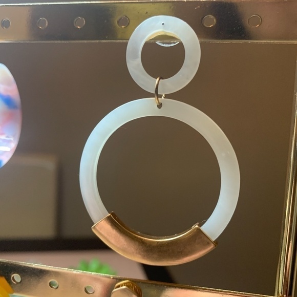 SALE💚 any 3 for $18 💚
 Tortoise Hoop Acrylic Statement Earrings - Picture 3 of 7